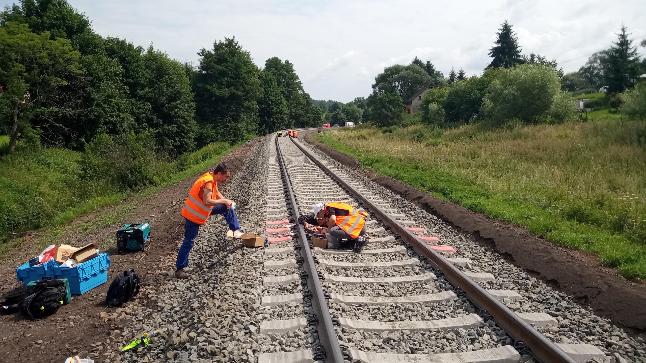 Strain gauge installation in the railway line section Chotěvice – Pilníkov.