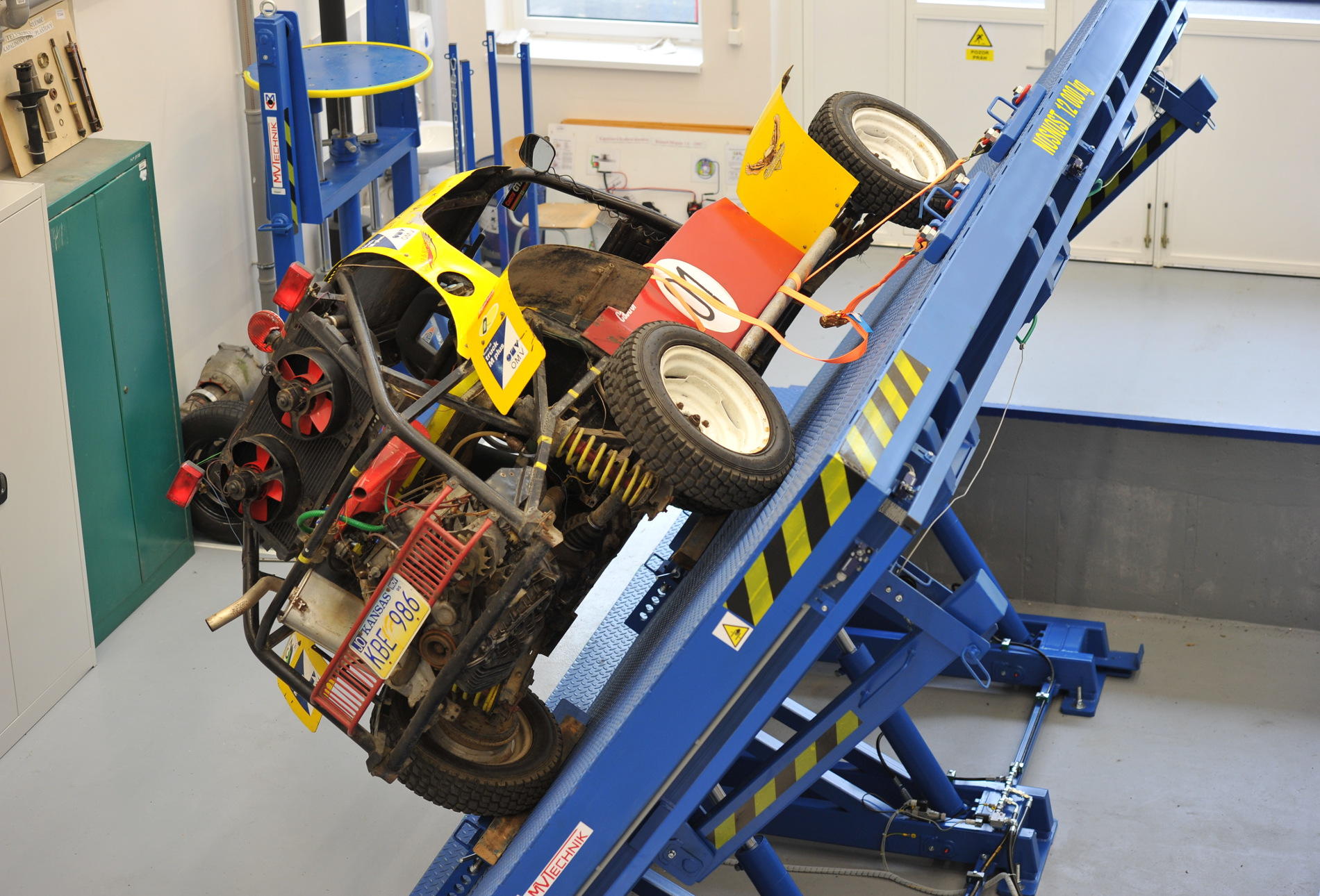 Tilting platform in the DP-SV lab