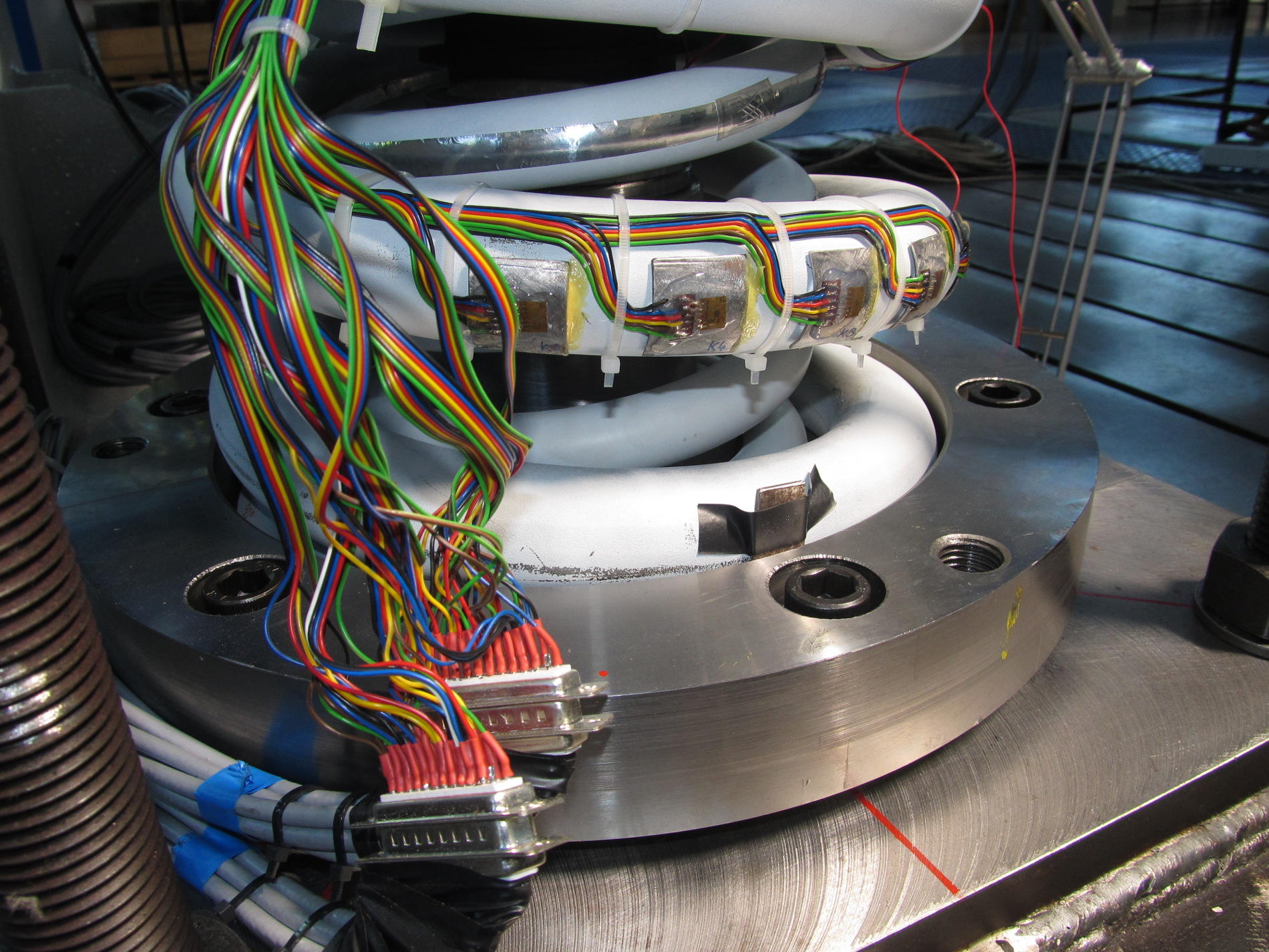 Strain gauge measurement on a rail vehicle spring