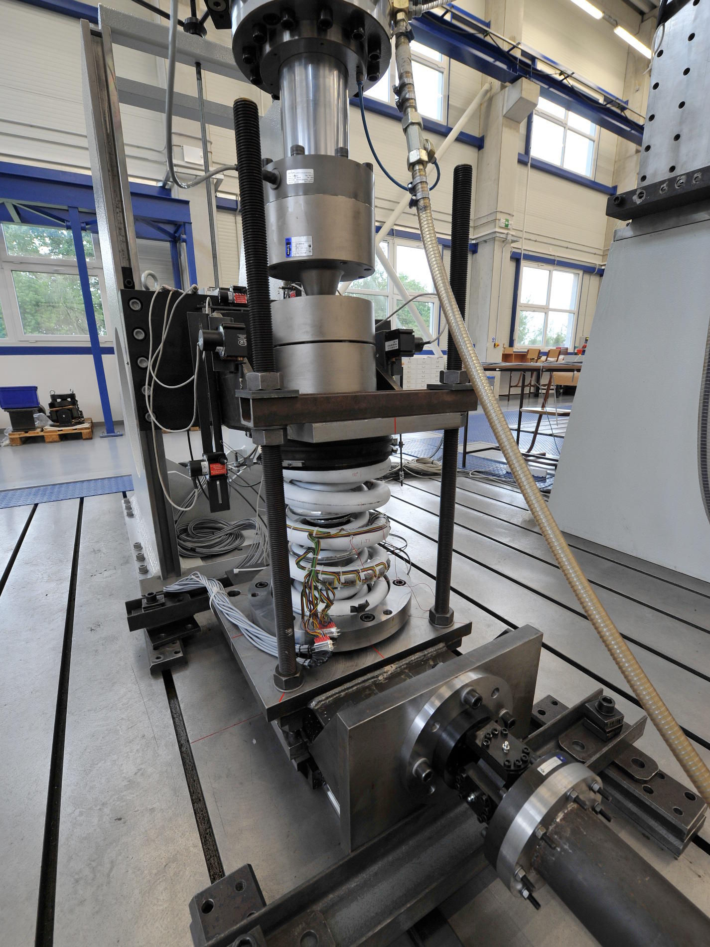 Sestava pro měření tuhosti a mechanického napětí v pružině z lokomotivy