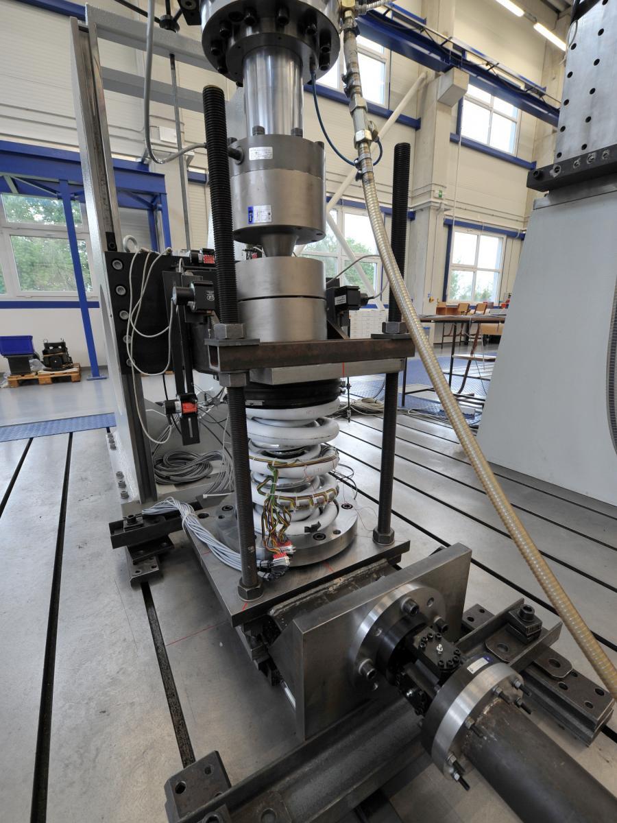 Experimental setup for measurement of stiffness and mechanical stress in a locomotive spring